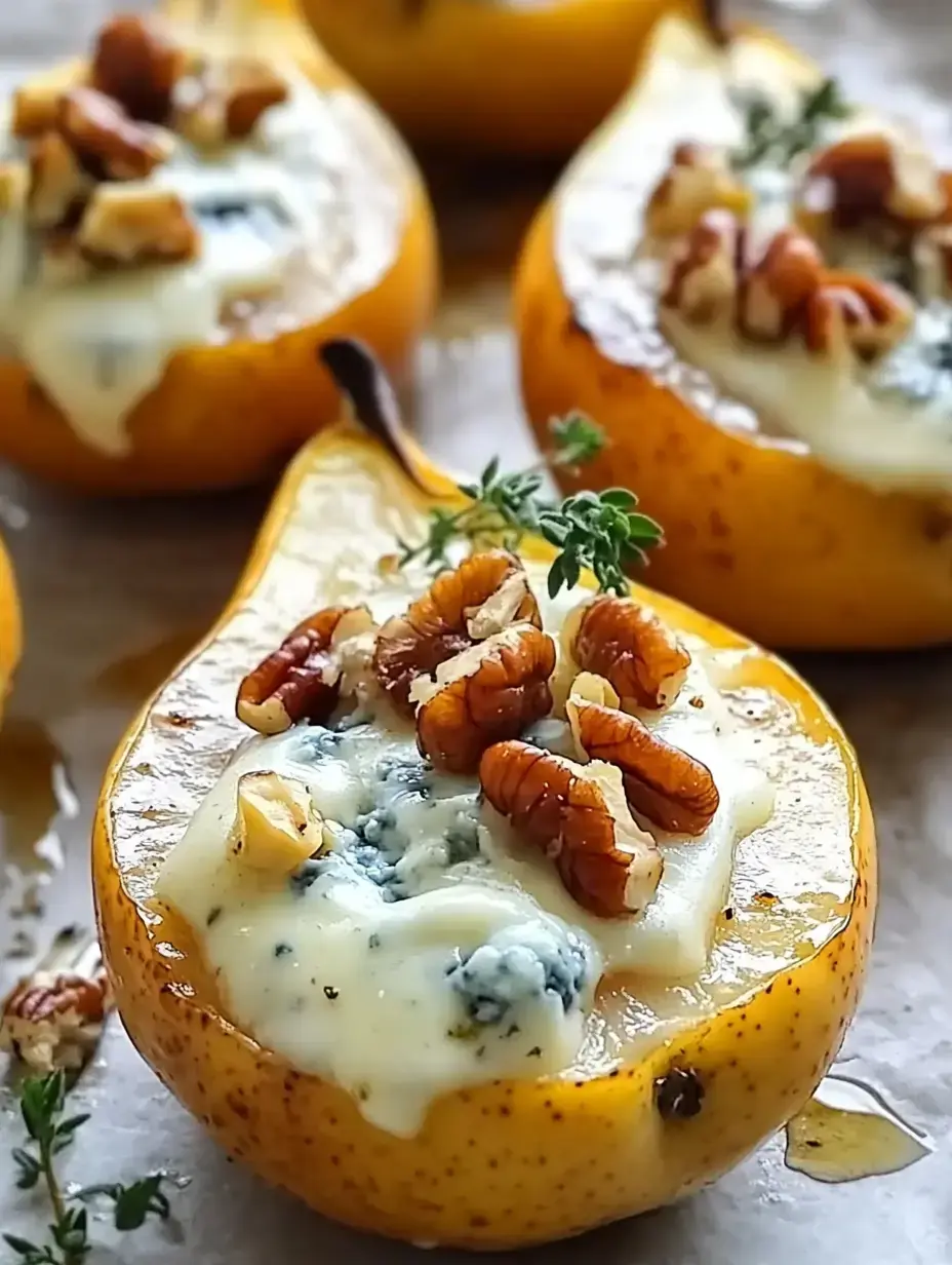 Moitiés de poires cuites garnies de roquefort, noix et thym frais.