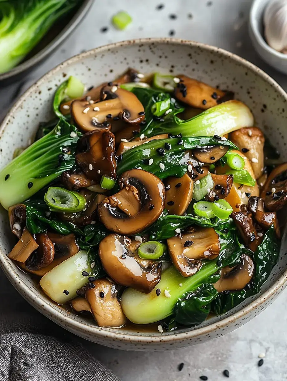 Un bol de pak choï et champignons sautés garni d'oignons verts et de graines de sésame.