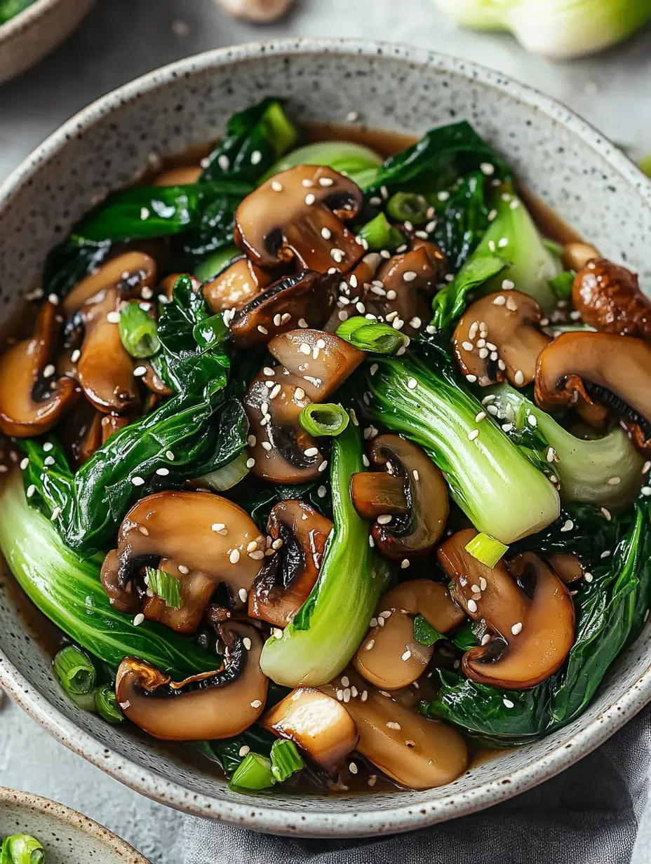 Un bol de champignons et pak choï sautés garni de graines de sésame et d'oignons verts.