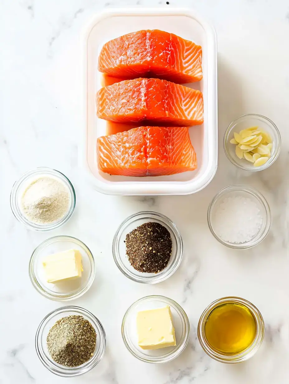 Trois morceaux de filet de saumon frais sont disposés dans un contenant, entourés de petits bols contenant divers assaisonnements et ingrédients, notamment du beurre, de l'huile d'olive, du sel, du poivre et des amandes.