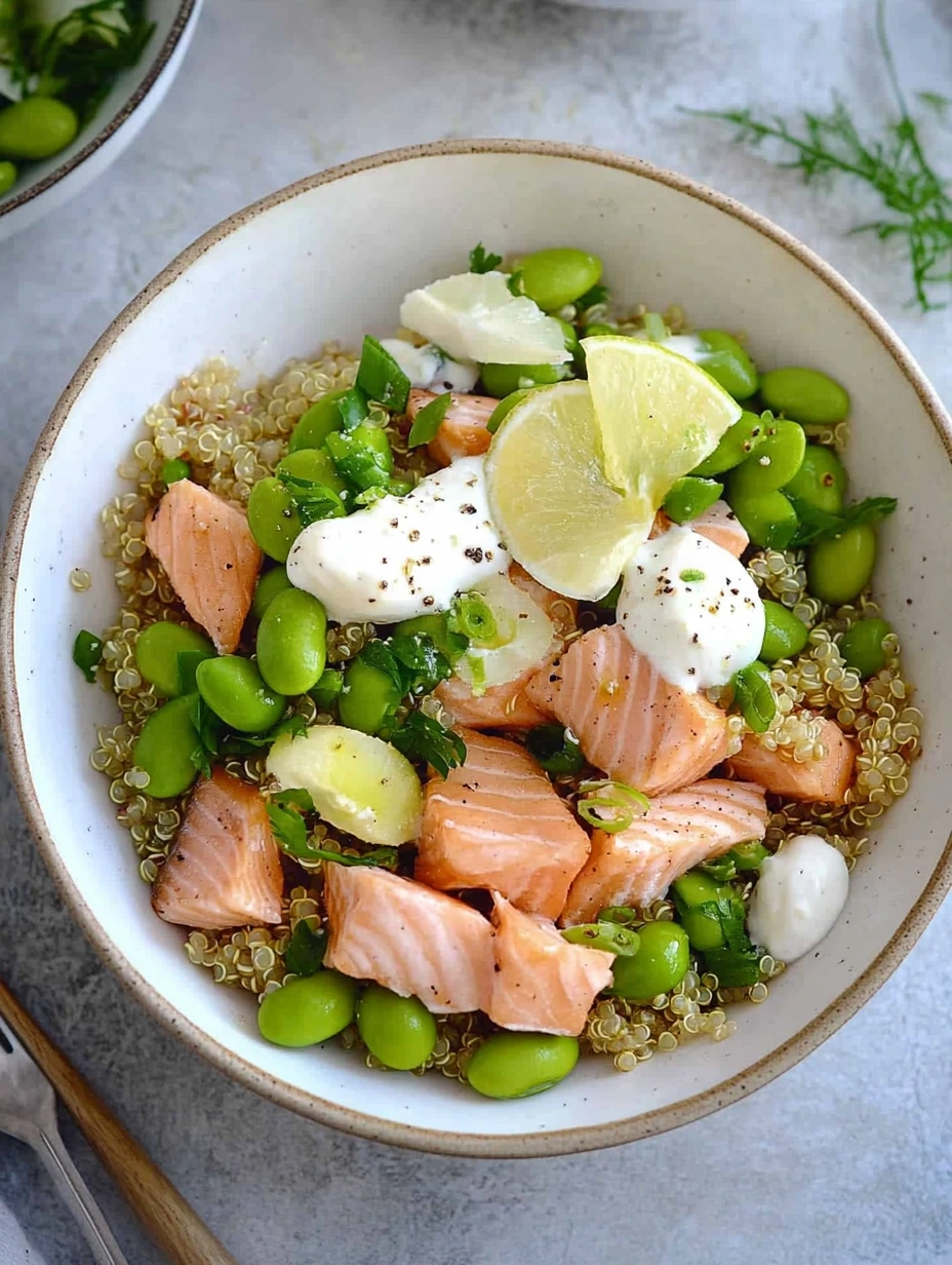 Salade avec saumon, quinoa et edamame, rapide à préparer