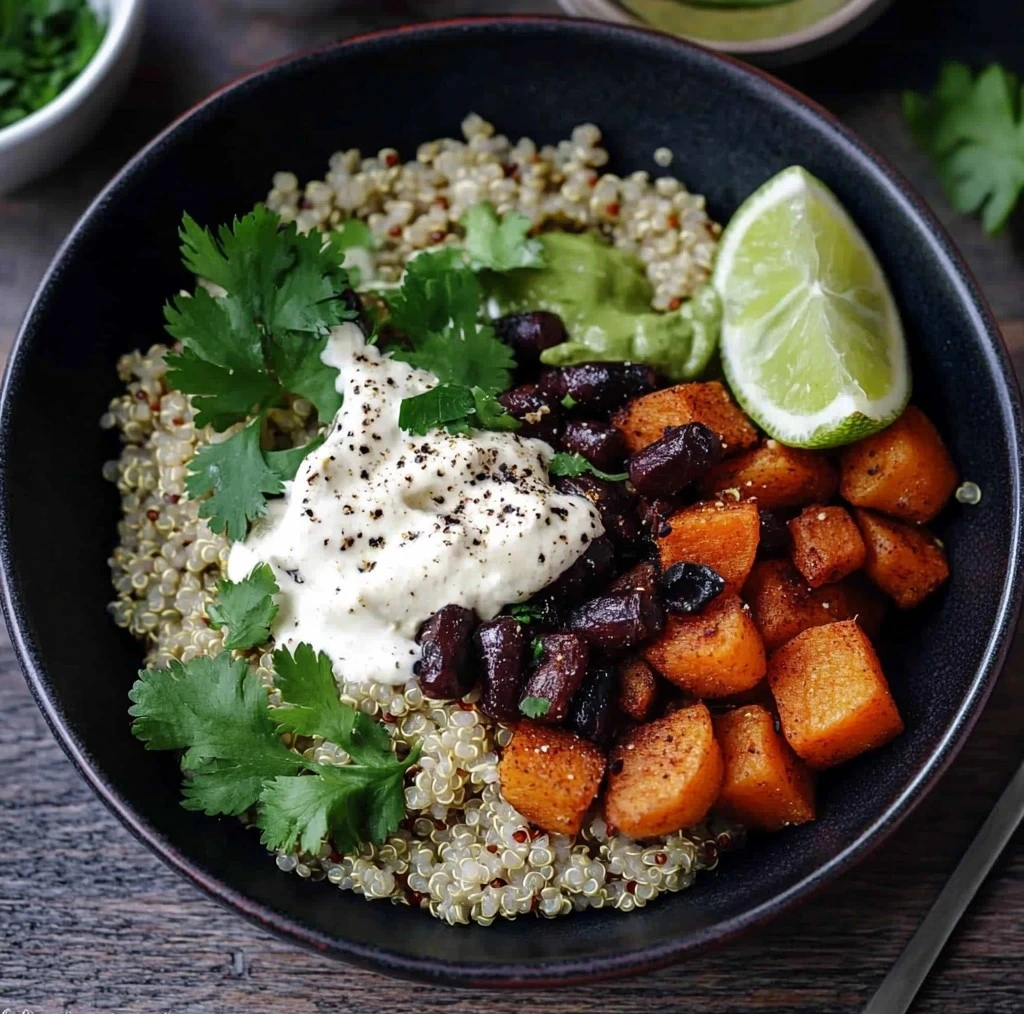 Bol de quinoa patates douces et haricots noirs