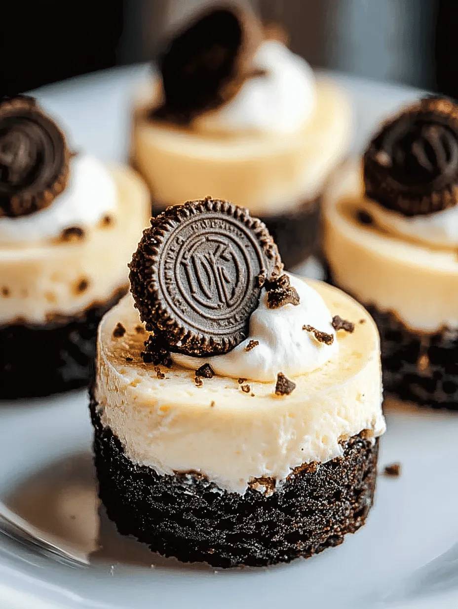 Des desserts en forme de tartes, garnis de crème et de biscuits Oreo, sur un plateau.
