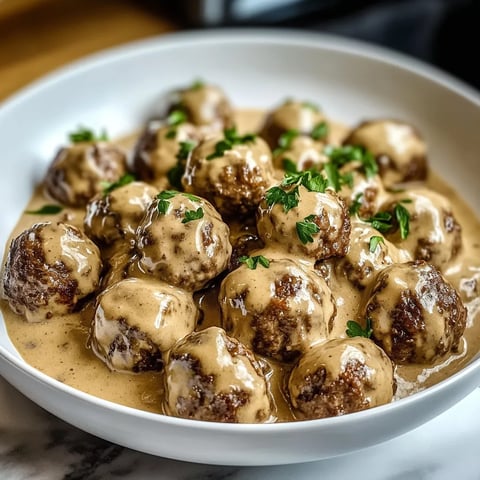 Un plat contenant des boulettes de viande sauceuse.