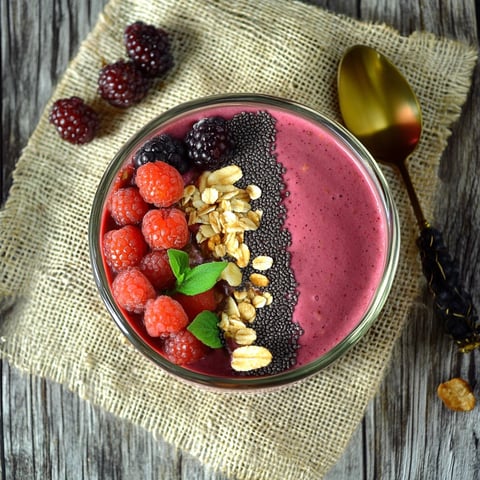 Smoothie bowl aux fruits rouges